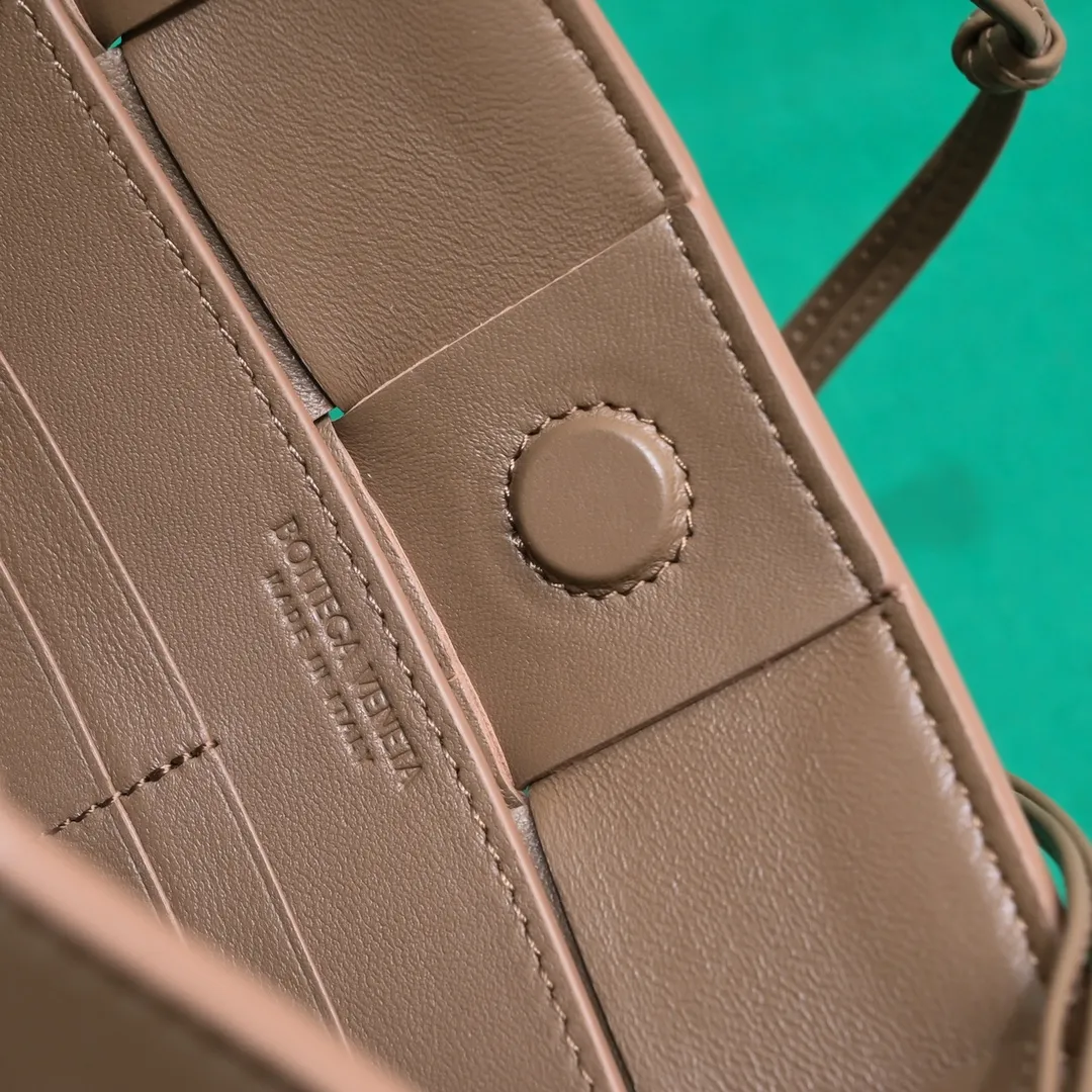 Batch 1260 #BV 2023 Cassette rope armpit bag is here🎈Simple, versatile and versatile formula bag made of intreccio woven cow leather. The square bag shape is wear-resistant and durable. Minimalism and commuting really complement each other. There are 4 card slots inside and thoughtful design✔️ Magnetic buckle closure to better protect privacy [Happy] When you are worried about matching, it is a bag that can be taken out with just one lift~ Dimensions: 22.5x13.5x4.5, Model: 7741